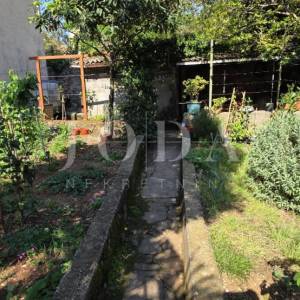 Rijeka širi centar – 2 spavaće, parking u dvorištu, vrt i kućica, idealno za život ili najam,