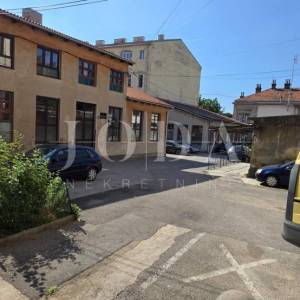 Rijeka širi centar – 2 spavaće, parking u dvorištu, vrt i kućica, idealno za život ili najam,