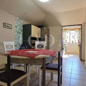 Rijeka širi centar – 2 spavaće, parking u dvorištu, vrt i kućica, idealno za život ili najam,