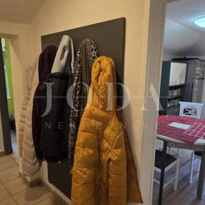 Rijeka širi centar – 2 spavaće, parking u dvorištu, vrt i kućica, idealno za život ili najam,