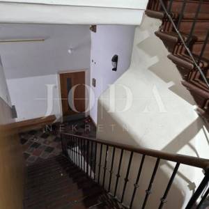 Rijeka širi centar – 2 spavaće, parking u dvorištu, vrt i kućica, idealno za život ili najam,