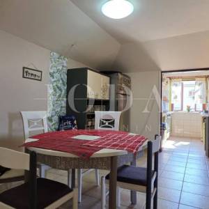 Rijeka širi centar – 2 spavaće, parking u dvorištu, vrt i kućica, idealno za život ili najam,