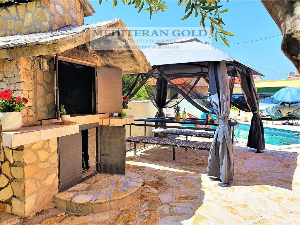 Rogoznica, Zečevo Rogozničko, uređena i kompletno opremljena kuća