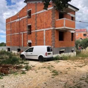 Roh bau kuća u Peroju!