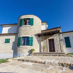 Romantičnaistarska vila sa bazenom i 1900 m2 vrta, 2 km od mora