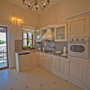 Romantičnaistarska vila sa bazenom i 1900 m2 vrta, 2 km od mora