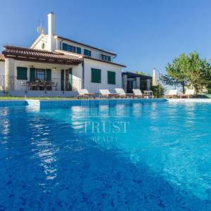 Romantičnaistarska vila sa bazenom i 1900 m2 vrta, 2 km od mora