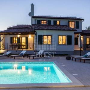 Romantičnaistarska vila sa bazenom i 1900 m2 vrta, 2 km od mora