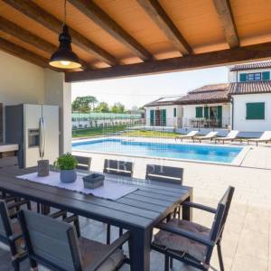 Romantičnaistarska vila sa bazenom i 1900 m2 vrta, 2 km od mora