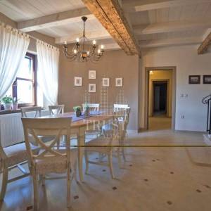 Romantičnaistarska vila sa bazenom i 1900 m2 vrta, 2 km od mora