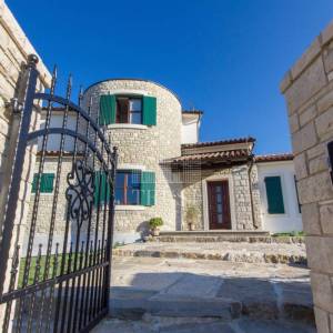 Romantičnaistarska vila sa bazenom i 1900 m2 vrta, 2 km od mora