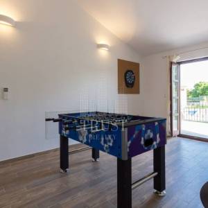 Romantičnaistarska vila sa bazenom i 1900 m2 vrta, 2 km od mora