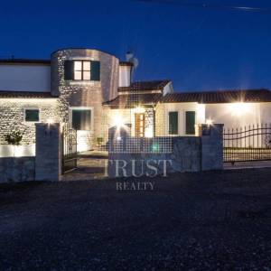 Romantičnaistarska vila sa bazenom i 1900 m2 vrta, 2 km od mora