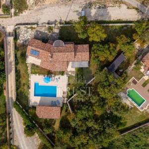 Romantičnaistarska vila sa bazenom i 1900 m2 vrta, 2 km od mora
