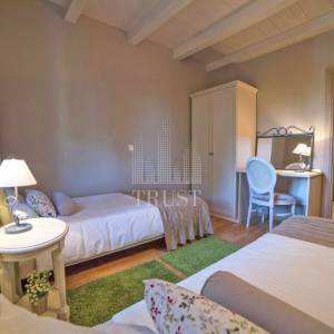 Romantičnaistarska vila sa bazenom i 1900 m2 vrta, 2 km od mora