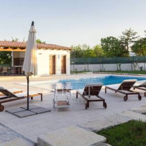 Romantičnaistarska vila sa bazenom i 1900 m2 vrta, 2 km od mora