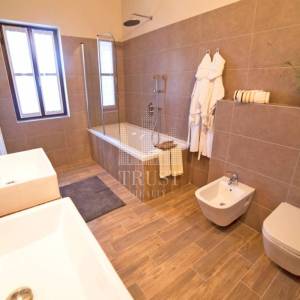 Romantičnaistarska vila sa bazenom i 1900 m2 vrta, 2 km od mora