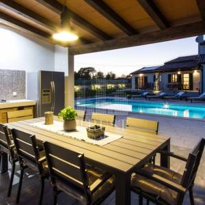 Romantičnaistarska vila sa bazenom i 1900 m2 vrta, 2 km od mora