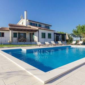 Romantičnaistarska vila sa bazenom i 1900 m2 vrta, 2 km od mora