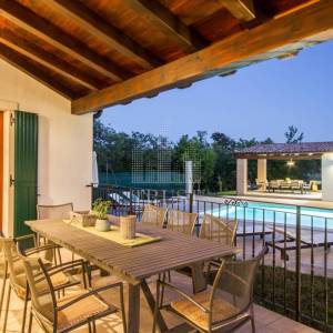 Romantičnaistarska vila sa bazenom i 1900 m2 vrta, 2 km od mora