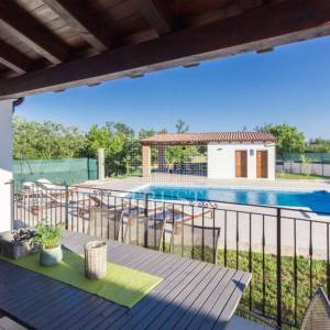 Romantičnaistarska vila sa bazenom i 1900 m2 vrta, 2 km od mora