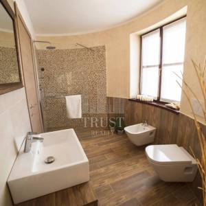 Romantičnaistarska vila sa bazenom i 1900 m2 vrta, 2 km od mora