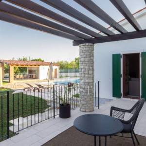 Romantičnaistarska vila sa bazenom i 1900 m2 vrta, 2 km od mora