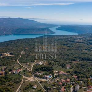 Romantičnaistarska vila sa bazenom i 1900 m2 vrta, 2 km od mora