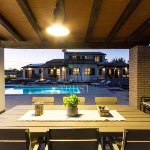 Romantičnaistarska vila sa bazenom i 1900 m2 vrta, 2 km od mora