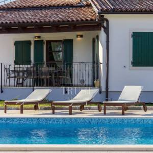 Romantičnaistarska vila sa bazenom i 1900 m2 vrta, 2 km od mora