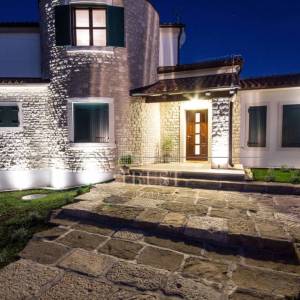 Romantičnaistarska vila sa bazenom i 1900 m2 vrta, 2 km od mora