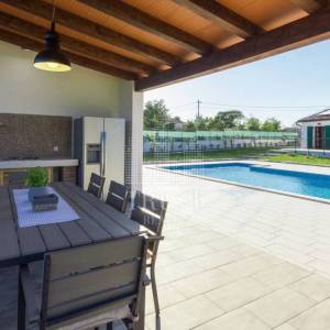 Romantičnaistarska vila sa bazenom i 1900 m2 vrta, 2 km od mora