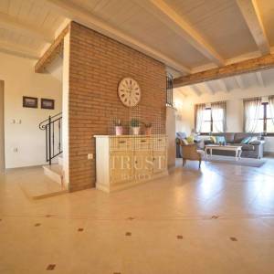 Romantičnaistarska vila sa bazenom i 1900 m2 vrta, 2 km od mora