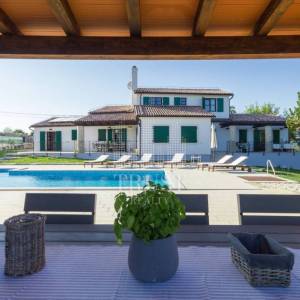 Romantičnaistarska vila sa bazenom i 1900 m2 vrta, 2 km od mora