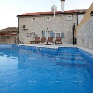 ROVINJ (okolica) - Blze Kanfanaru. Autentična kamena kuća s bazenom za prodaju