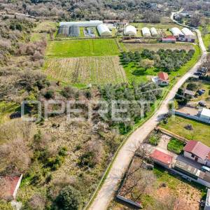 Rovinj, poljoprivredno imanje s plastenicima, gospodrskim zgradama i smještajem