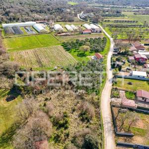 Rovinj, poljoprivredno imanje s plastenicima, gospodrskim zgradama i smještajem