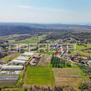 Rovinj, poljoprivredno imanje s plastenicima, gospodrskim zgradama i smještajem