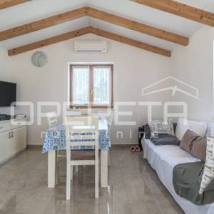 Rovinj, poljoprivredno imanje s plastenicima, gospodrskim zgradama i smještajem