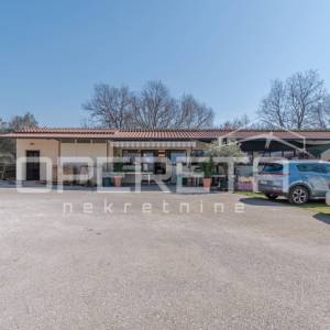 Rovinj, poljoprivredno imanje s plastenicima, gospodrskim zgradama i smještajem