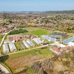 Rovinj, poljoprivredno imanje s plastenicima, gospodrskim zgradama i smještajem