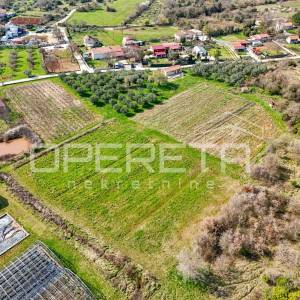 Rovinj, poljoprivredno imanje s plastenicima, gospodrskim zgradama i smještajem