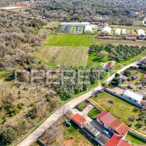 Rovinj, poljoprivredno imanje s plastenicima, gospodrskim zgradama i smještajem