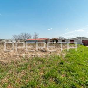 Rovinj, poljoprivredno imanje s plastenicima, gospodrskim zgradama i smještajem