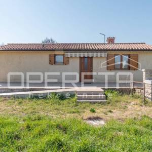 Rovinj, poljoprivredno imanje s plastenicima, gospodrskim zgradama i smještajem