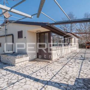 Rovinj, poljoprivredno imanje s plastenicima, gospodrskim zgradama i smještajem