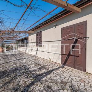 Rovinj, poljoprivredno imanje s plastenicima, gospodrskim zgradama i smještajem