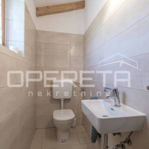 Rovinj, poljoprivredno imanje s plastenicima, gospodrskim zgradama i smještajem