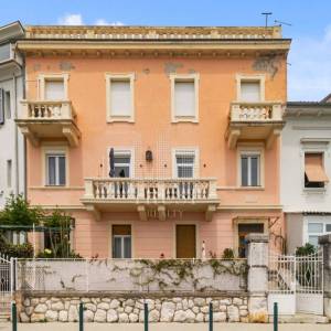 Rovinj, prvi red do mora, 2 stana u jednom