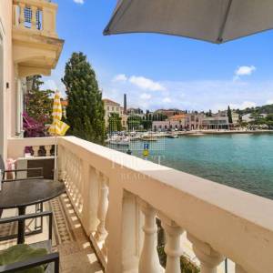 Rovinj, prvi red do mora, 2 stana u jednom